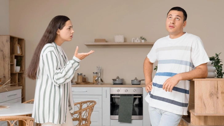 «Я — вечно теряющийся пульт»: простая техника, как превратить ссору с партнером в семейный мем