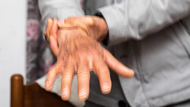 Болезнь Паркинсона: что это такое, как она проявляется и как с ней живут